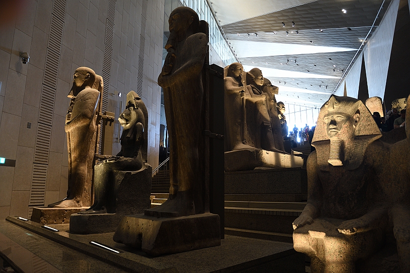 22 MAK_7052.jpg - Continuando a salire si incontra un insieme di statue della mitologia egizia.